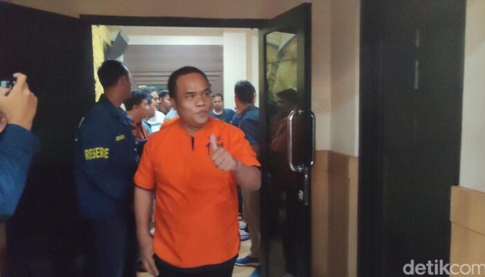 Jadi Tersangka Pemerasan, Ketua Kadin Cilegon Pamer Jempol di Depan Media