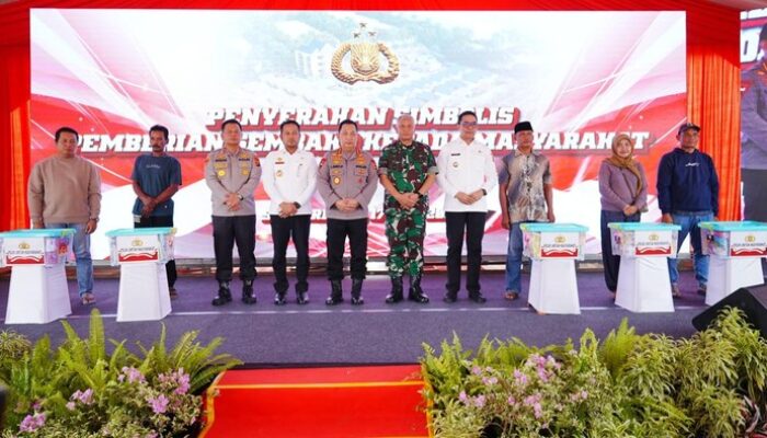 Kapolri Bangun Sumur Bor & Bagikan Bansos di Samarinda: Polri Siaga Masyarakat