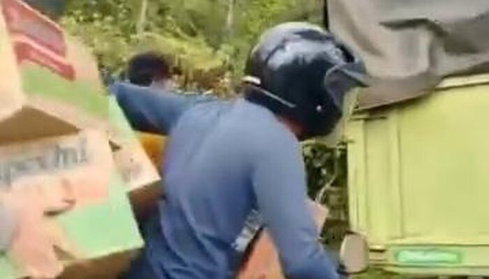 [Viral Warga Jarah Mi Instan dari Truk yang Kecelakaan di Sumsel, Sopir Kabur]