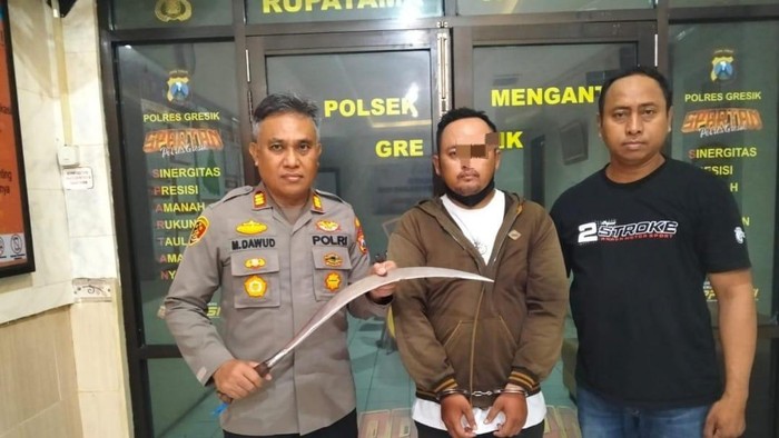 Bacok Tetangga Gegara Istri Disebut Tukang Gosip, Pria di Gresik Serahkan Diri - Update 2
