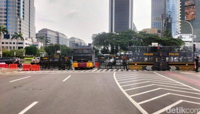 Ojol Demo di Patung Kuda, Jl. Medan Merdeka Selatan Dikunci