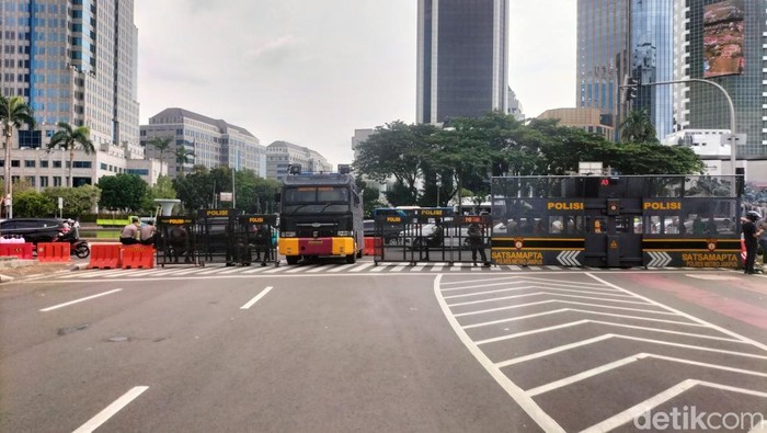 Ojol Demo di Patung Kuda, Jl. Medan Merdeka Selatan Dikunci