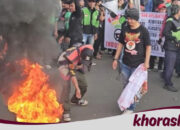 Demo Ojol di Patung Kuda: Massa Bakar Ban, Desak Pertemuan Menhub!