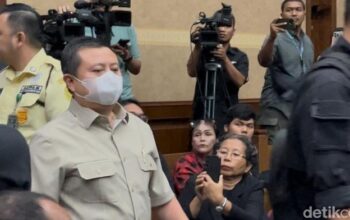 [Eks Kader PDIP Diantar Penyidik KPK ke Ruang Sidang, Kubu Hasto Protes]