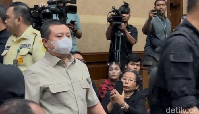 [Eks Kader PDIP Diantar Penyidik KPK ke Ruang Sidang, Kubu Hasto Protes]