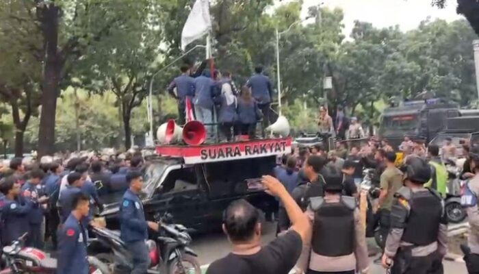 Konflik Balkot DKI: Kronologi dari Demo Ricuh hingga Serangan pada Mobil Pejabat