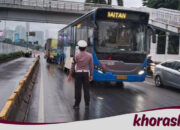 “Mobil Tabrak Pembatas Jalan di Jl Gatot Subroto: Lalin Tersendat dan Pert