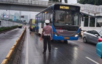 “Mobil Tabrak Pembatas Jalan di Jl Gatot Subroto: Lalin Tersendat dan Pert