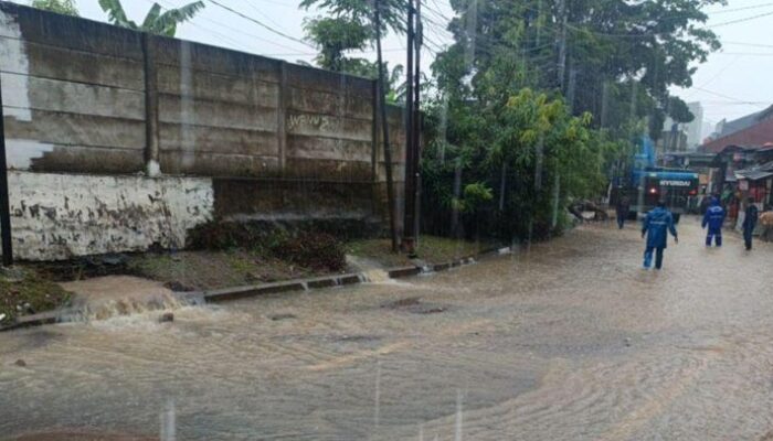 “Tembok SDA Jaksel Tak Tangguh, Hujan Sebabkan Sampah Menyapu Perkampungan!