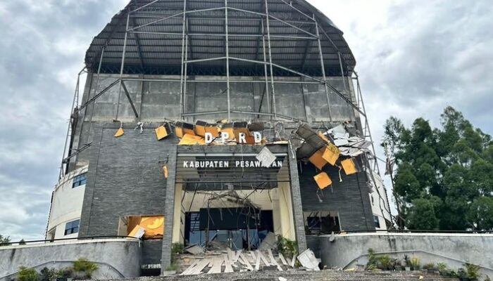 **Ambruknya Atap-Ornamen Gedung DPRD Pesawaran, Satpol PP Terluka**