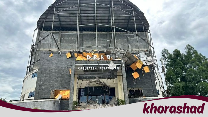 **Ambruknya Atap-Ornamen Gedung DPRD Pesawaran, Satpol PP Terluka**