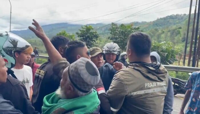 Satpol PP Terluka dalam Penertiban PKL, Puncak Bogor Ricuh dan Heboh.