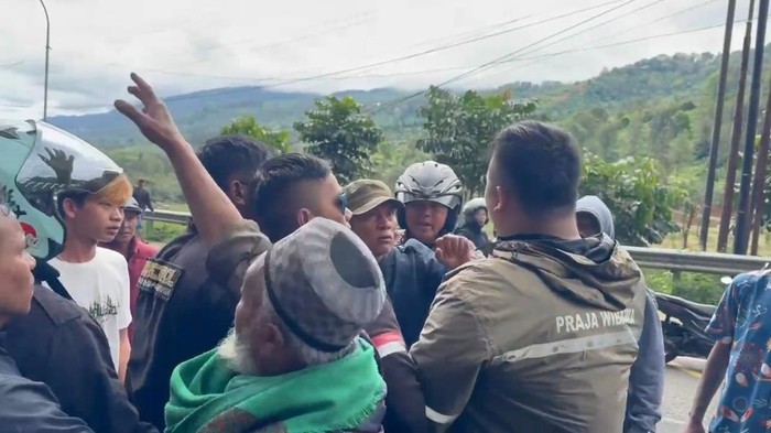 Satpol PP Terluka dalam Penertiban PKL, Puncak Bogor Ricuh dan Heboh.