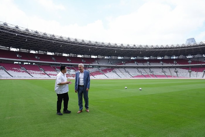 **Erick Thohir Bersama FIFA, Cek Rumput GBK: Persiapan Indonesia Vs China Diuji!**