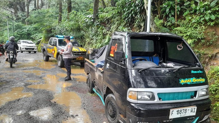 Pikap Masuk Jurang di Bogor: 4 Orang Terluka, Pertanyaan Besar Tentang Keselamatan di Jalan!