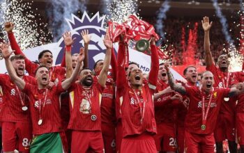 “Dengan Perjuangan 35 Tahun, Liverpool Akhirnya Angkat Trofi Liga Inggris di Depan Fans yang Berdesak-desak”