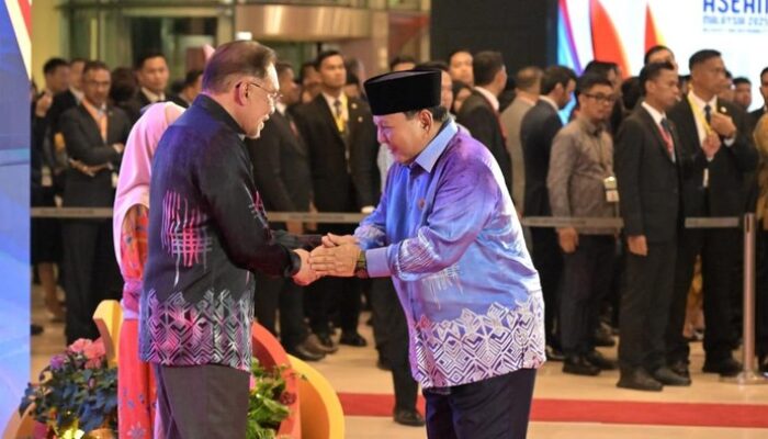 Ini Dia Batik Biru Prabowo yang Guncang Acara ASEAN!