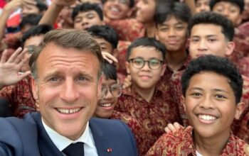 “Dari Labschool Jakarta, Dhanu Curi Perhatian dengan Dialog-Swafoto bersama Macron!”
