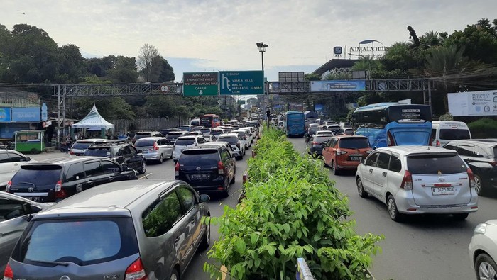 Kendaraan Arah Puncak Mengular 2,5 Km Saat Long Weekend, One Way Diberlakukan - Update 3