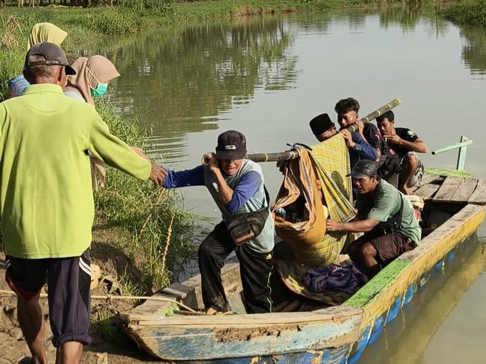 Tragis! Wanita Pandeglang Rela Ditandu-Naik Perahu demi Menyelamatkan Janin, Apakah Pemerintah Tahu?
