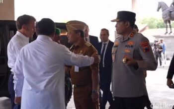Akrab! Prabowo-Gubernur Jateng Luthfi Saling Tepuk Bahu di Depan Macron: Simbol Solidaritas atau Konspirasi?
