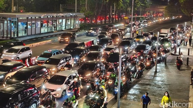 Kenapa Macet Jakarta? 3 Penjelasan Polisi, Bukan karena Macron!