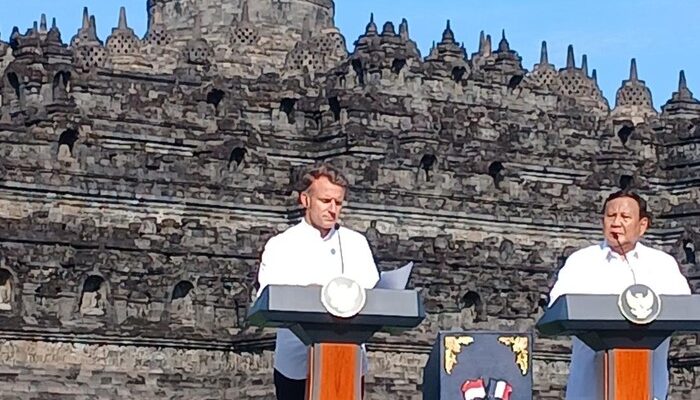 Macron Coba Sentuh Patung Budha di Borobudur, Hubungan Indonesia-Prancis Terjalin Ajaib