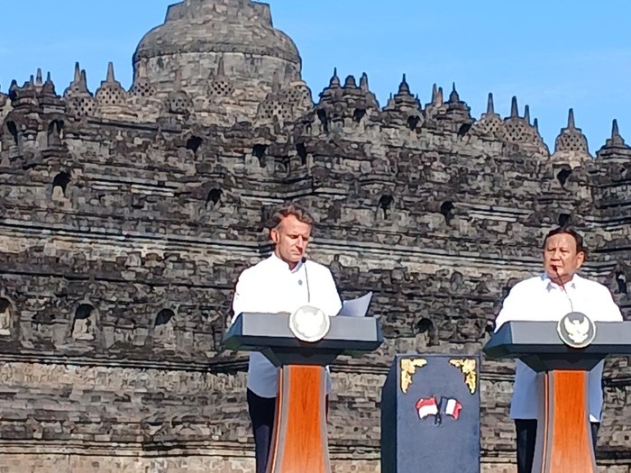 Macron Coba Sentuh Patung Budha di Borobudur, Hubungan Indonesia-Prancis Terjalin Ajaib