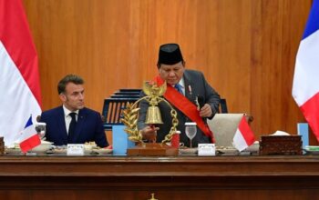 “Momen Eksklusif Macron dan Taruna Akmil: Dimulai Dengan Lonceng Prabowo yang Membangunkan Sejarah”