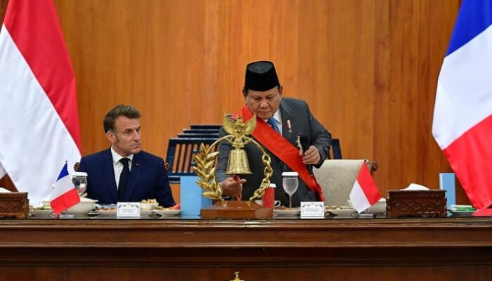 “Momen Eksklusif Macron dan Taruna Akmil: Dimulai Dengan Lonceng Prabowo yang Membangunkan Sejarah”