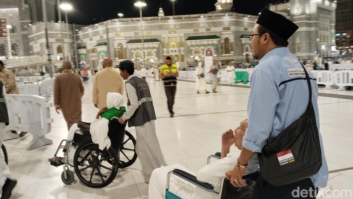 Saat Petugas Haji Jadi Penyambung Asa Jemaah Lansia di Tanah Suci - Update 2