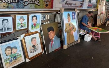 “Inilah Kisah Pak Diman yang Membuktikan: Bukan Sekolah Seni, Melainkan Pengalaman yang Menciptakan Cuan dari Lukisan.”