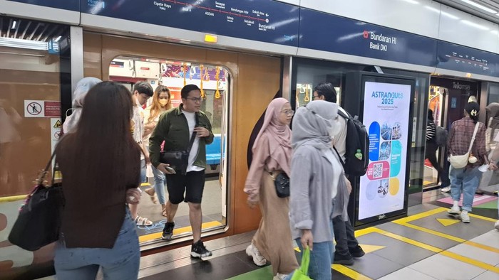 Cerita Mahasiswa Keliling Jakarta via MRT, Konten YouTube yang Wajib Dicoba!