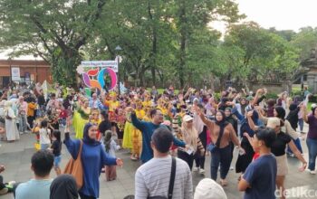 “Pengunjung TMII Seru-seruan Goyang ‘Gemu Famire’, Wisata Ditutup Hari Ini!”
