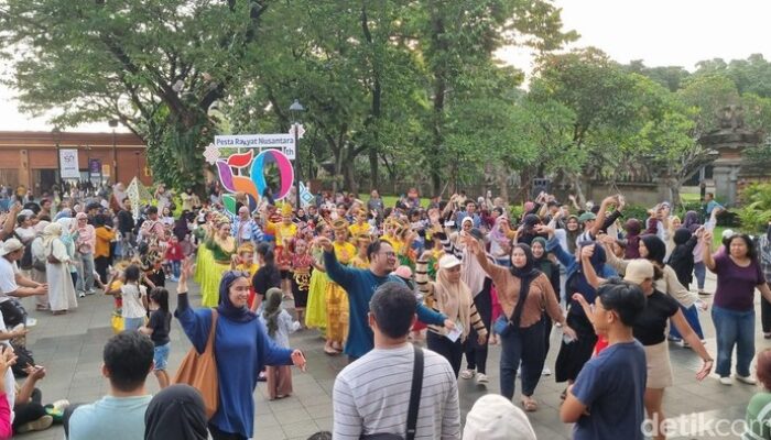 “Pengunjung TMII Seru-seruan Goyang ‘Gemu Famire’, Wisata Ditutup Hari Ini!”