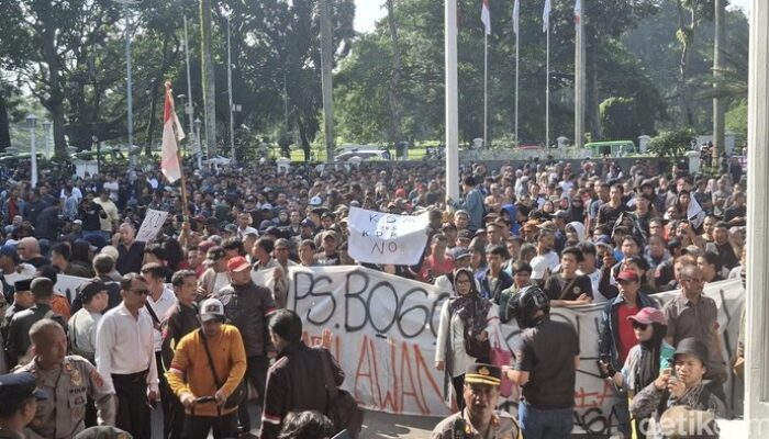 Ribuan Pedagang Bogor Long March Protes Revitalisasi Pasar, Minta Penanganan Adil