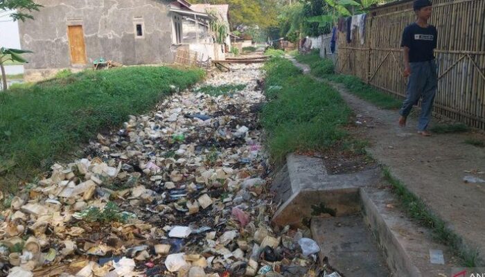 Jorok! 1 Km Irigasi di Serang Dipenuhi Sampah, Bencana Lingkungan yang Tidak Terlihat