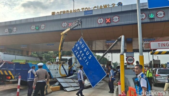 Tabrakan Truk Beruntun GT Ciawi: 5 Fakta Mengejutkan yang Bikin Gerbang Tol Ambruk!