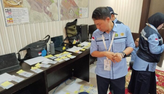 **Petugas hingga Dirjen Haji Sortir-Percepat Pembagian Kartu Nusuk Jemaah RI**