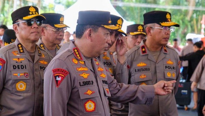 Dukung Pertanian, Kapolri Tinjau Langsung Panen Raya Jagung di Kalbar