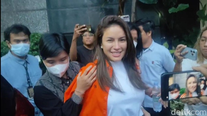 Nikita Mirzani Dikukuhkan ke Jaksa, Mobil dan Ponsel Terindikasi sebagai Bukti Kasus Baru!