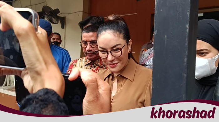 Nikita Mirzani Tersenyum Dibawa ke Kejaksaan: Kita Ketemu di Persidangan, Siapa yang Akan Menang?