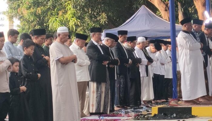 Anies-Jimly Asshiddiqie Tunaikan Salat Idul Adha di Masjid Al Azhar Jaksel, Momentum Perayaan yang Menyatukan Warga Kota
