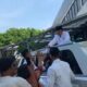 Prabowo Berikan Amplop kepada Warga di Istiqlal, Dukung Kebangkitan Ummat Setelah Salat Idul Adha