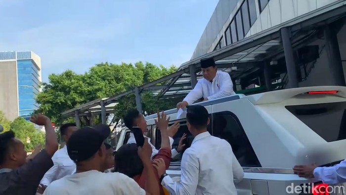 Prabowo Berikan Amplop kepada Warga di Istiqlal, Dukung Kebangkitan Ummat Setelah Salat Idul Adha