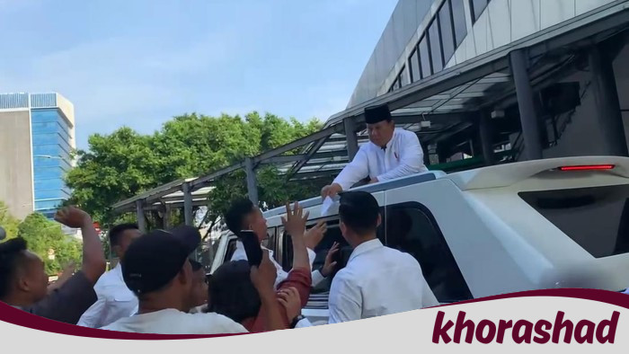 **Prabowo Bagi-bagi Amplop ke Warga Usai Salat Idul Adha di Istiqlal**
