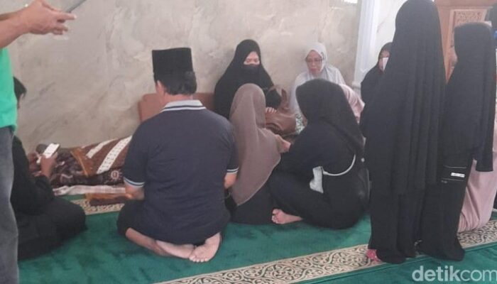 [Ustaz Yahya Waloni Meninggal Dunia Saat Khotbah di Masjid Makassar: Wafatnya seorang Ustaz yang Disayangi]