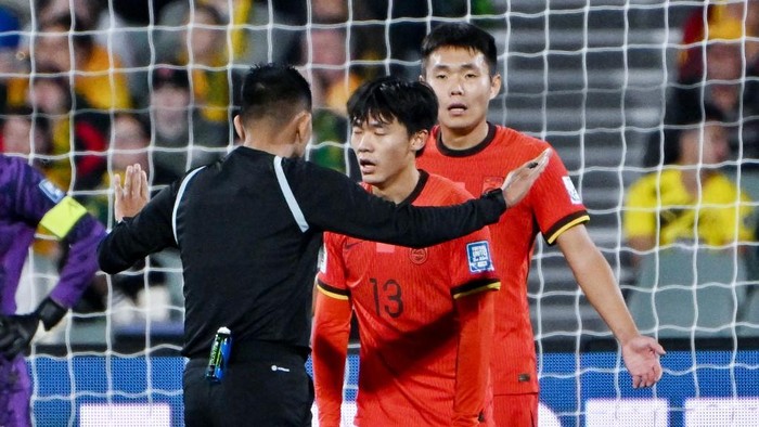 Pemain China Pulang dari Indonesia dengan Kursi Roda - Update 3