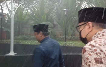 Hujan Deras Tak Lindungi Eks Pejabat Pajak Tersangka KPK, Pertanyaan Besar Menyertainya