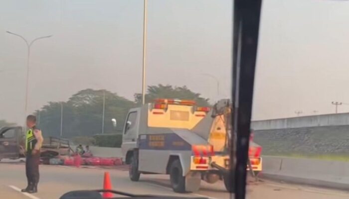 Pikap Angkut Tabung Gas Terguling di Tol Cijago, Lalin Sempat Tersendat – Update 2